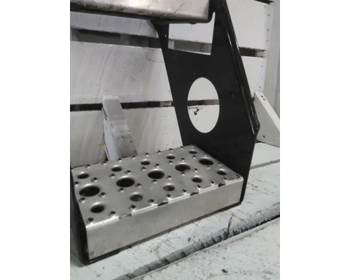 FREIGHTLINER CASCADIA 126 FRAME STEP