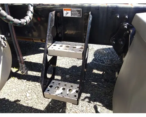 FREIGHTLINER CASCADIA 126 FRAME STEP