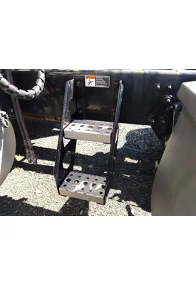 FREIGHTLINER CASCADIA 126 FRAME STEP