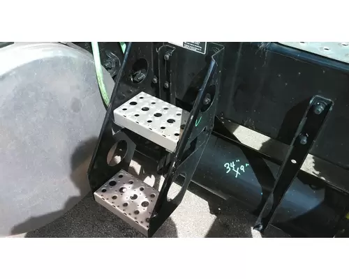 FREIGHTLINER CASCADIA 126 FRAME STEP