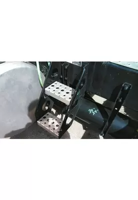 FREIGHTLINER CASCADIA 126 FRAME STEP