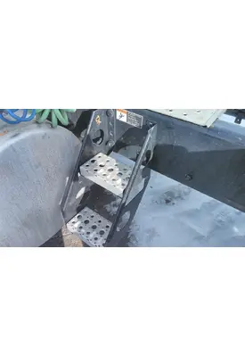 FREIGHTLINER CASCADIA 126 FRAME STEP