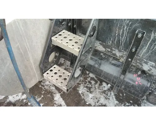 FREIGHTLINER CASCADIA 126 FRAME STEP