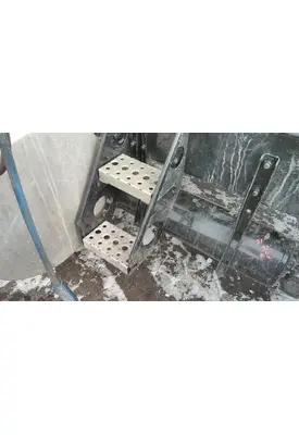 FREIGHTLINER CASCADIA 126 FRAME STEP