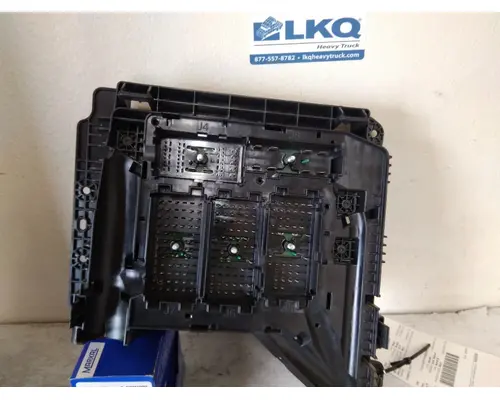 FREIGHTLINER CASCADIA 126 FUSE BOX