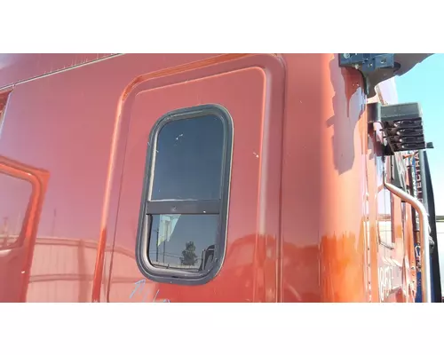 FREIGHTLINER CASCADIA 126 GLASS, SLEEPER