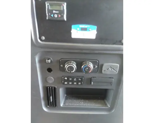 FREIGHTLINER CASCADIA 126 SLEEPER CLOSET