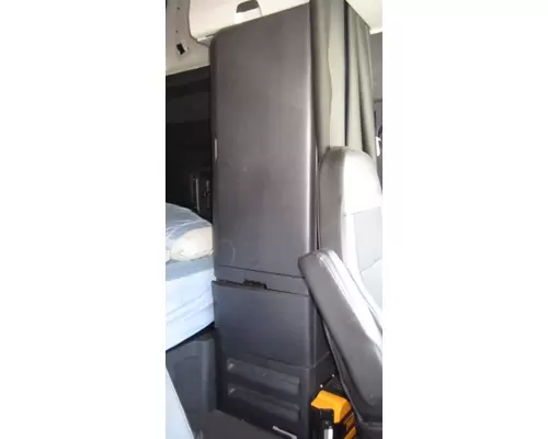 FREIGHTLINER CASCADIA 126 SLEEPER CLOSET