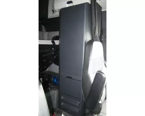 FREIGHTLINER CASCADIA 126 SLEEPER CLOSET