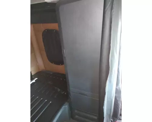 FREIGHTLINER CASCADIA 126 SLEEPER CLOSET