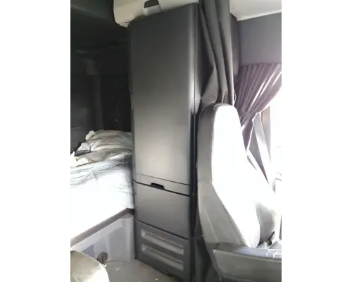FREIGHTLINER CASCADIA 126 SLEEPER CLOSET