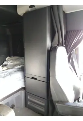 FREIGHTLINER CASCADIA 126 SLEEPER CLOSET