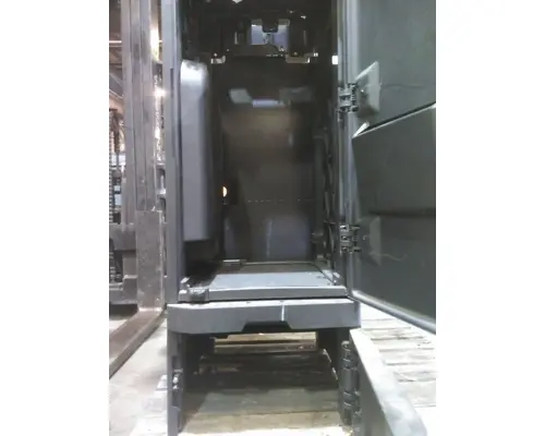 FREIGHTLINER CASCADIA 126 SLEEPER CLOSET
