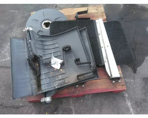 FREIGHTLINER CASCADIA 126 WHEELHUB COVER