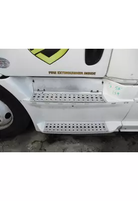 FREIGHTLINER CASCADIA 132 CAB SKIRT/SIDE FAIRING