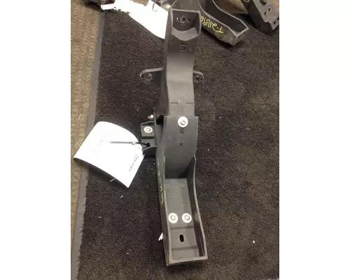 FREIGHTLINER CASCADIA 132 FENDER BRACKETMOUNT