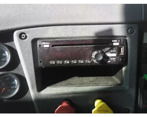 FREIGHTLINER CASCADIA 132 RADIO AMFM