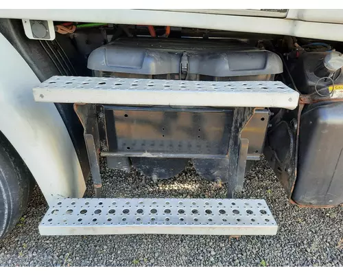 FREIGHTLINER CASCADIA BATTERY BOX