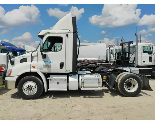 FREIGHTLINER CASCADIA CAB CLIP