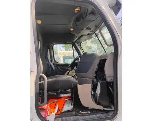 FREIGHTLINER CASCADIA CAB CLIP