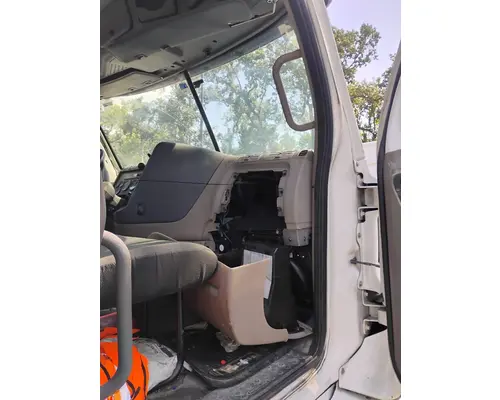 FREIGHTLINER CASCADIA CAB CLIP