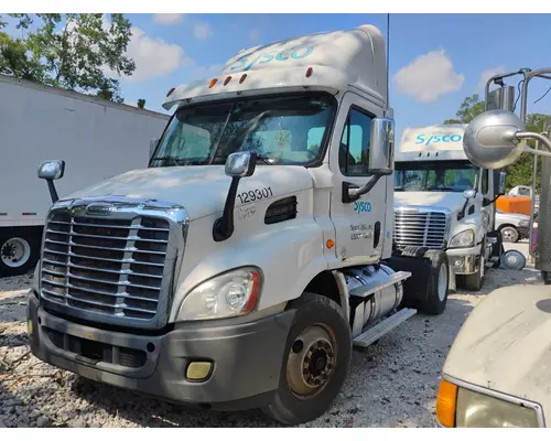 FREIGHTLINER CASCADIA CAB CLIP