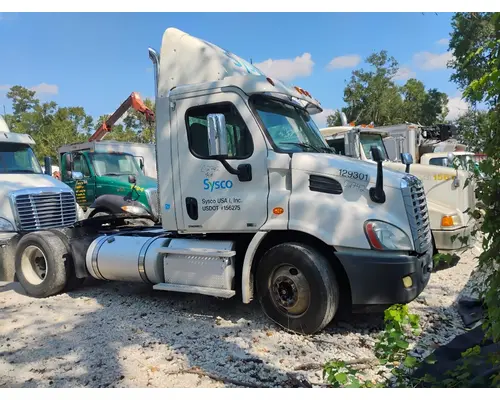 FREIGHTLINER CASCADIA CAB CLIP