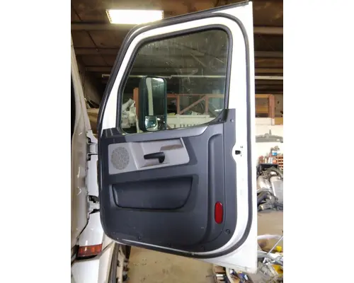 FREIGHTLINER CASCADIA DECK (CATWALK) STEP