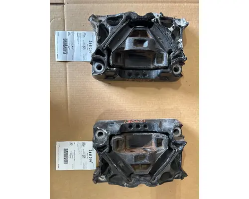 FREIGHTLINER CASCADIA ISOLATOR