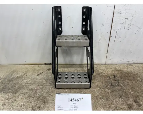 FREIGHTLINER CASCADIA Step