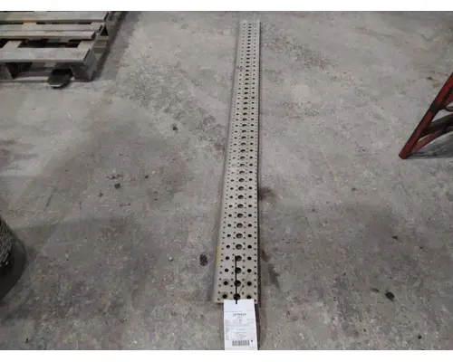 FREIGHTLINER CENTURY 120 CAB STEP