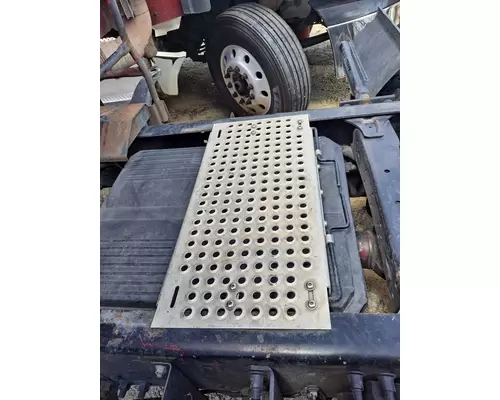 FREIGHTLINER CENTURY 120 DECK (CATWALK) STEP