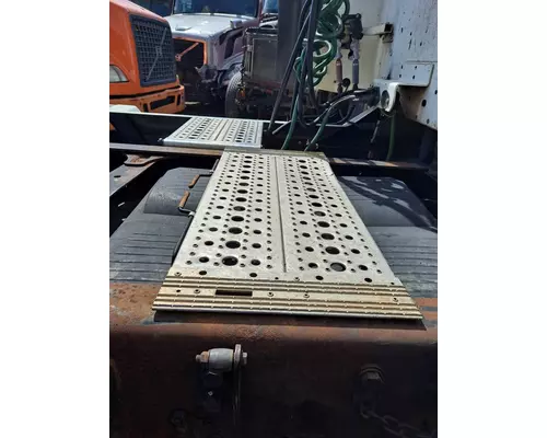 FREIGHTLINER CENTURY 120 DECK (CATWALK) STEP