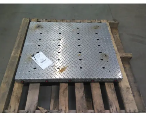 FREIGHTLINER CENTURY 120 DECK (CATWALK) STEP