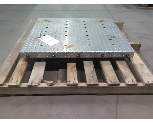 FREIGHTLINER CENTURY 120 DECK (CATWALK) STEP