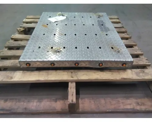 FREIGHTLINER CENTURY 120 DECK (CATWALK) STEP