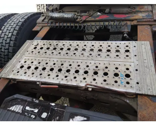 FREIGHTLINER CENTURY 120 DECK (CATWALK) STEP