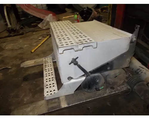 FREIGHTLINER COLUMBIA 112 BATTERY BOX