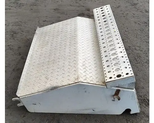 FREIGHTLINER COLUMBIA 112 Battery Boxes