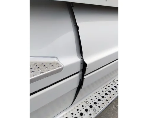 FREIGHTLINER COLUMBIA 112 CAB SKIRTSIDE FAIRING