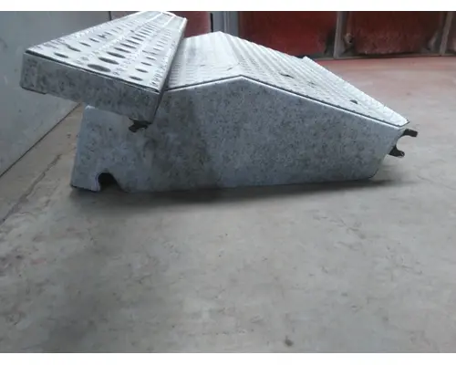 FREIGHTLINER COLUMBIA 120 BATTERY BOX COVER