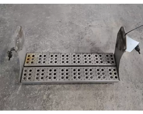 FREIGHTLINER COLUMBIA 120 BATTERY BOX STEP