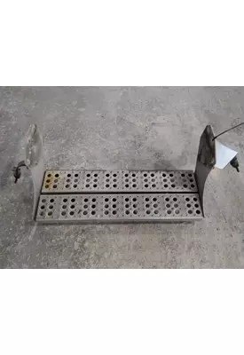 FREIGHTLINER COLUMBIA 120 BATTERY BOX STEP