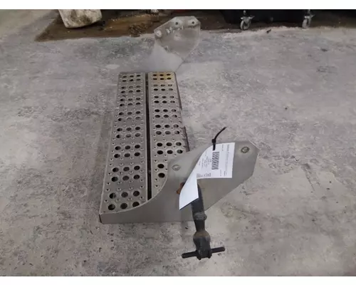 FREIGHTLINER COLUMBIA 120 BATTERY BOX STEP