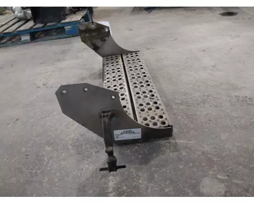 FREIGHTLINER COLUMBIA 120 BATTERY BOX STEP
