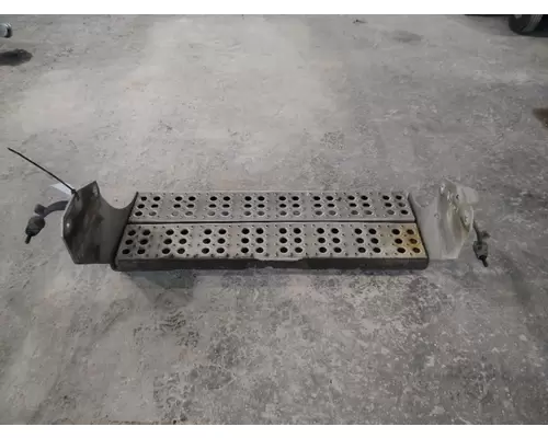 FREIGHTLINER COLUMBIA 120 BATTERY BOX STEP