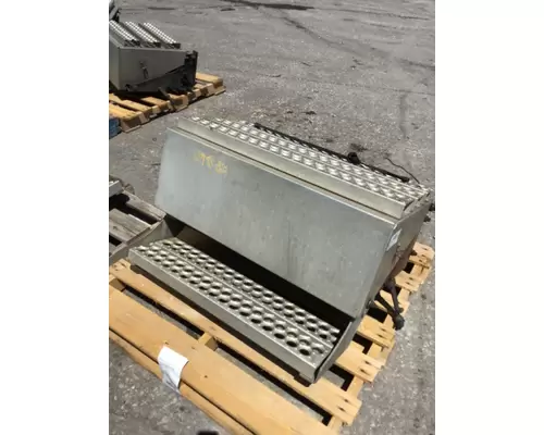 FREIGHTLINER COLUMBIA 120 BATTERY BOX