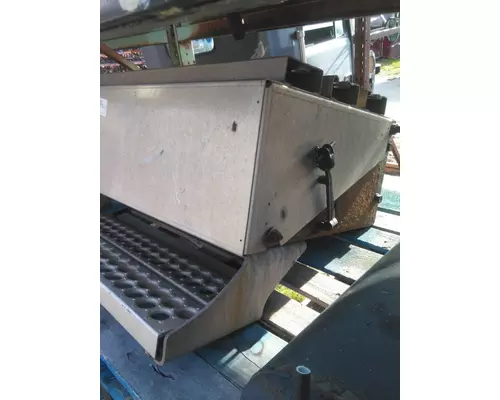 FREIGHTLINER COLUMBIA 120 BATTERY BOX