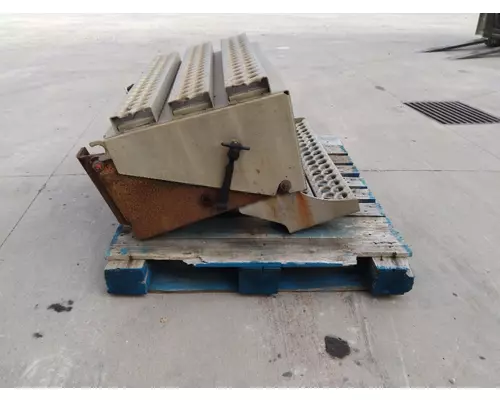FREIGHTLINER COLUMBIA 120 BATTERY BOX