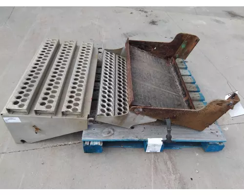 FREIGHTLINER COLUMBIA 120 BATTERY BOX